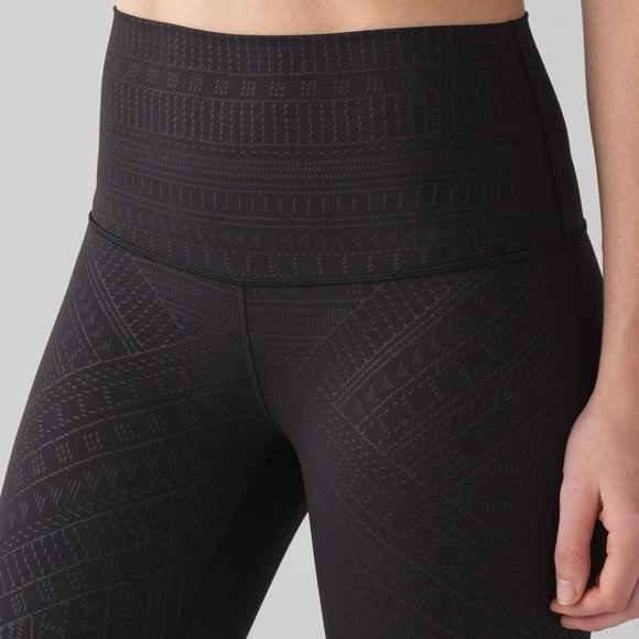 lululemon athletica Pants - EUC Wunder Under Hi-Rise Embossed 28" Luxtreme